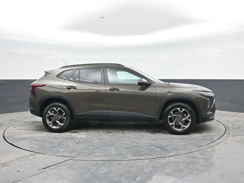 Used 2024 Chevrolet Trax LT w/ Sunroof Package FWD image 9