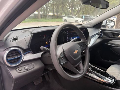 Used 2025 Chevrolet Trax LT FWD image 32