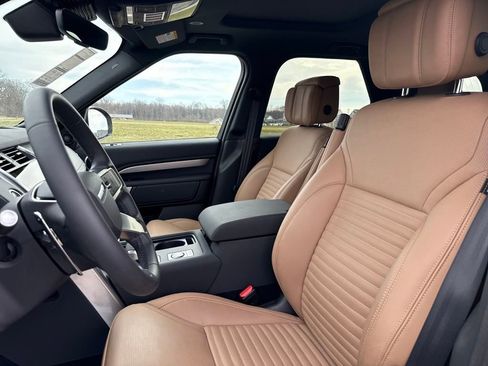 New 2024 Land Rover Discovery Dynamic SE image 11