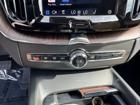 Used 2022 Volvo XC60 B5 Inscription w/ Climate Package image 24