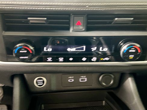 Used 2023 Nissan Rogue SV FWD image 27