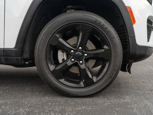 Used 2024 Jeep Grand Cherokee Altitude AWD/4WD image 11