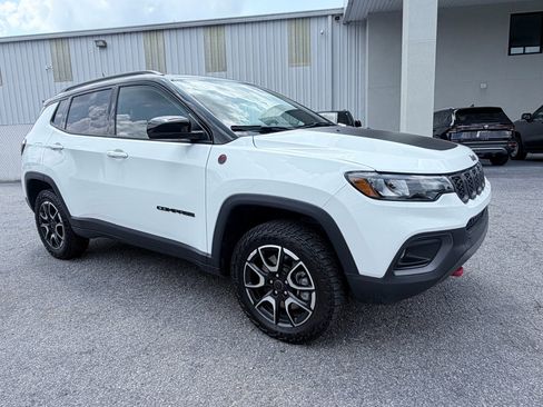 Used 2025 Jeep Compass Trailhawk AWD/4WD image 2