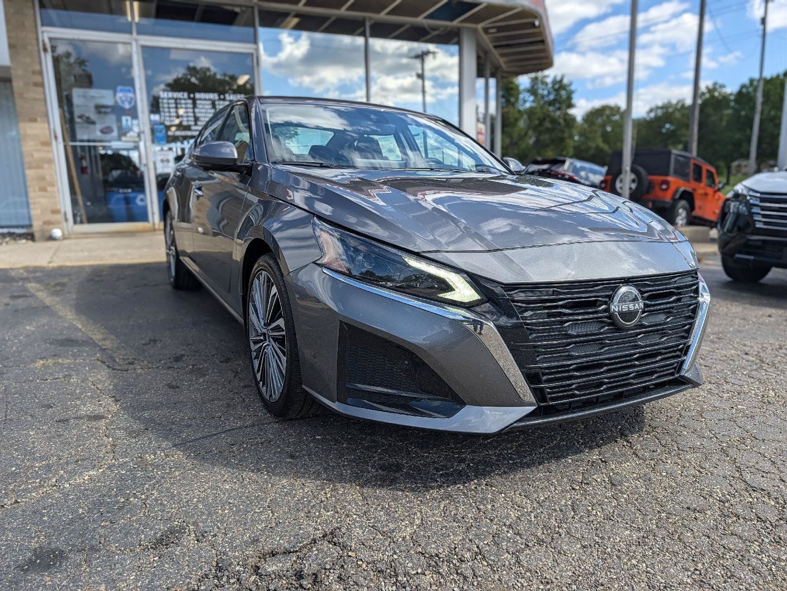 Used 2024 Nissan Altima 2.5 SL AWD/4WD image 17