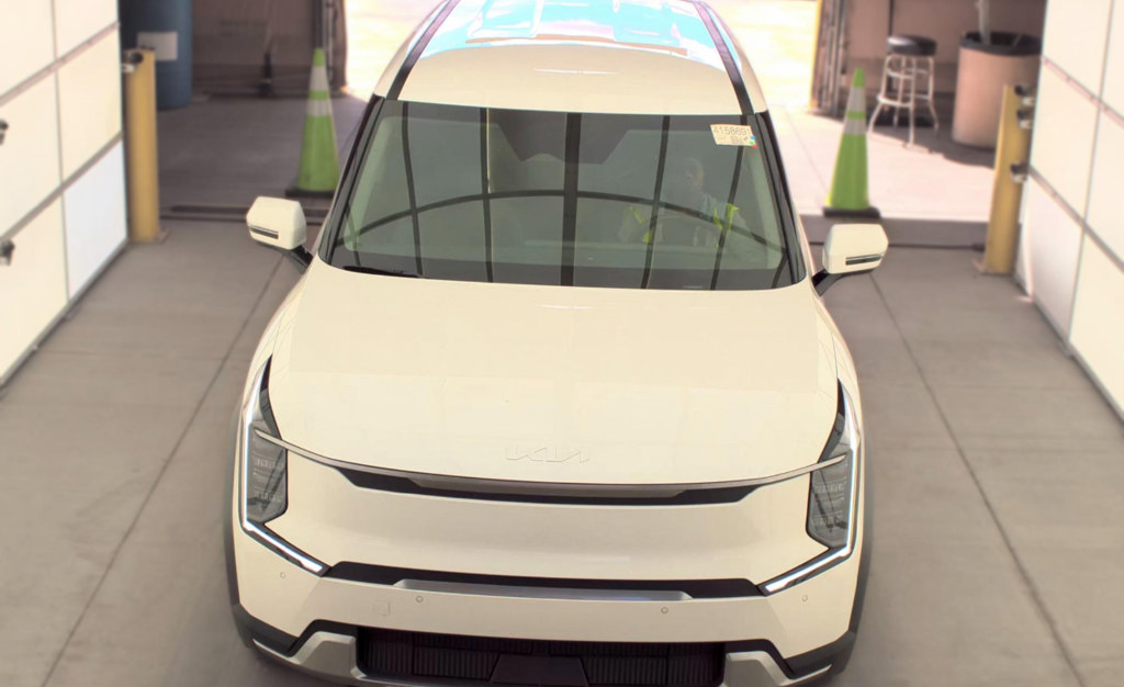 Used 2024 Kia EV9 Light Long Range RWD image 3
