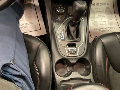 Used 2019 Jeep Cherokee Trailhawk w/ Cold Weather Group AWD/4WD image 18