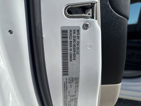 Used 2024 Chrysler Pacifica Touring-L FWD image 23