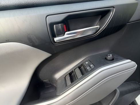 Used 2021 Toyota Highlander XLE image 11