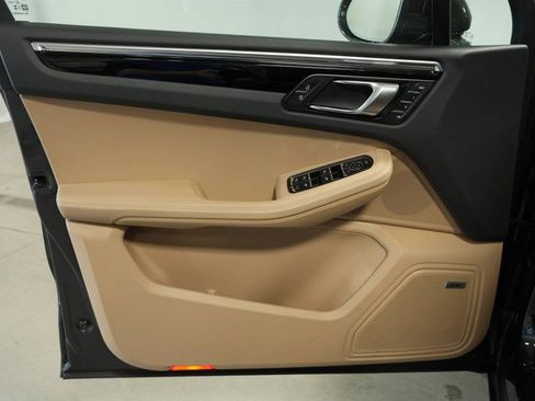 Used 2025 Porsche Macan image 25