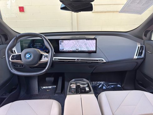 Used 2022 BMW iX xDrive50 w/ Sport Package AWD/4WD image 12