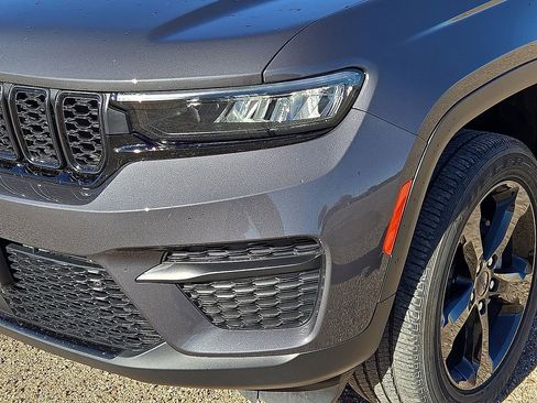 Used 2023 Jeep Grand Cherokee Altitude image 9