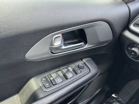 Used 2018 Chrysler Pacifica Touring-L Plus w/ S Appearance Package FWD image 11