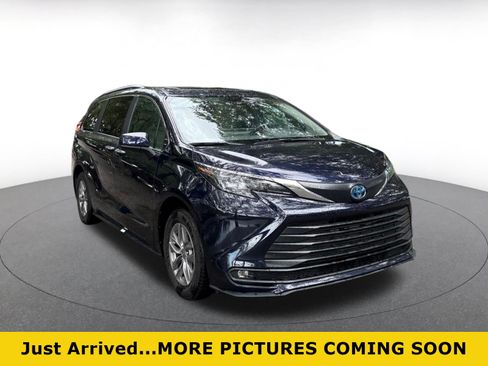 Used 2025 Toyota Sienna XLE FWD image 1