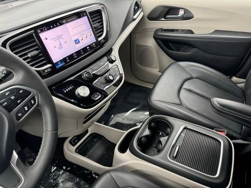 Used 2024 Chrysler Pacifica Touring-L image 14