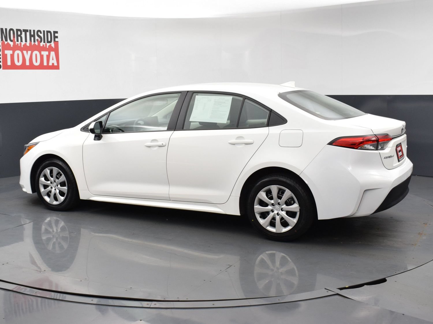Used 2025 Toyota Corolla LE FWD image 2