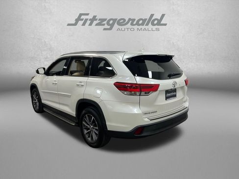 Used 2019 Toyota Highlander XLE FWD image 3