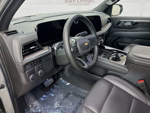 Used 2025 Chevrolet Suburban LT RWD image 12