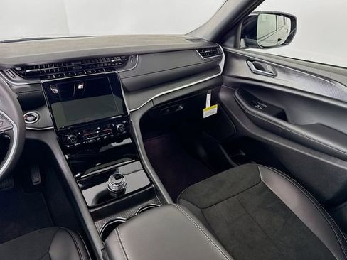 New 2025 Jeep Grand Cherokee Altitude image 26