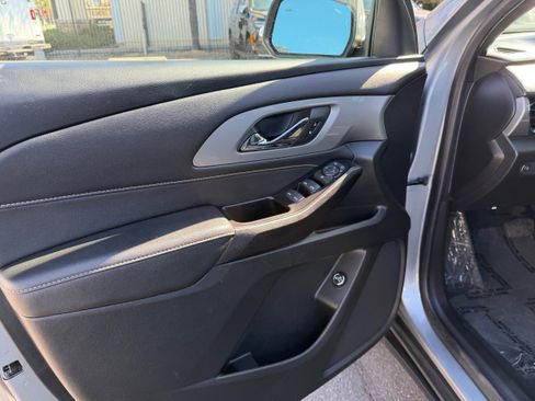 Used 2023 Chevrolet Traverse LT image 24