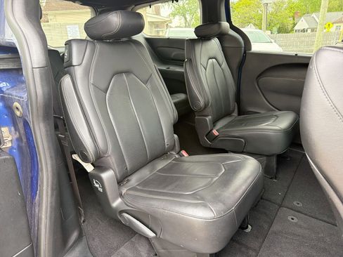 Used 2020 Chrysler Pacifica Touring-L AWD/4WD image 27