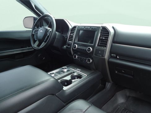 Used 2018 Ford Expedition XLT w/ Equipment Group 202A AWD/4WD image 27