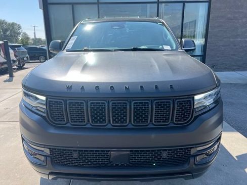 Used 2022 Jeep Wagoneer Series III w/ Premium Group I AWD/4WD image 2