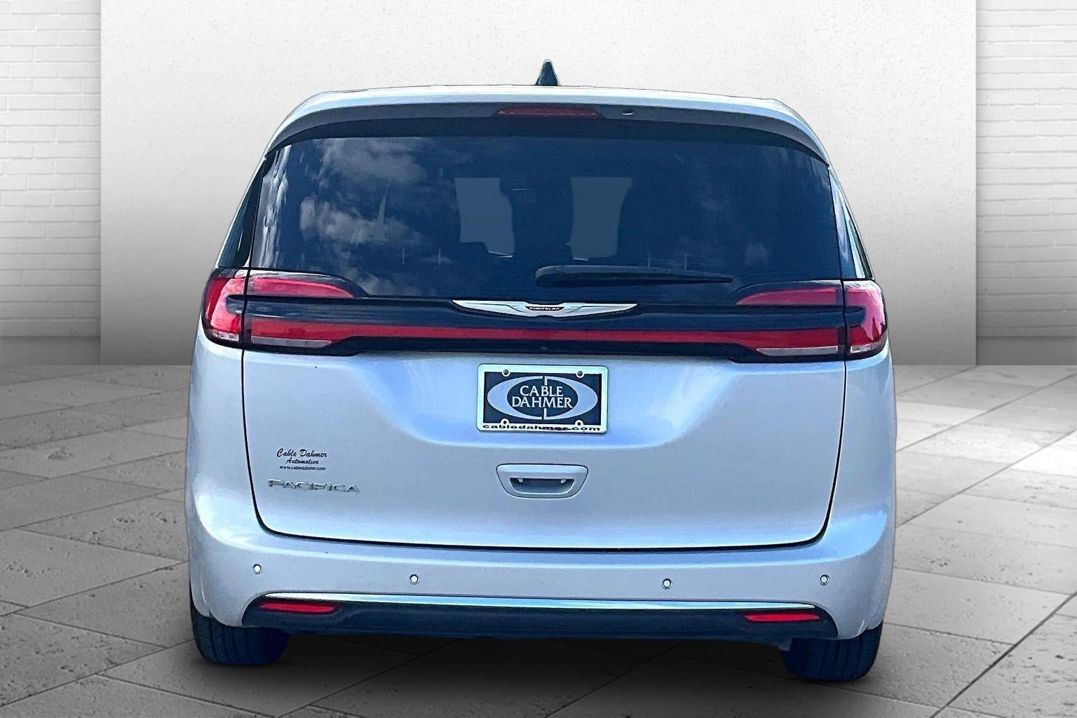 Used 2024 Chrysler Pacifica Touring-L FWD image 3