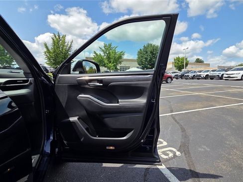 Used 2023 Toyota Highlander Platinum AWD/4WD image 33
