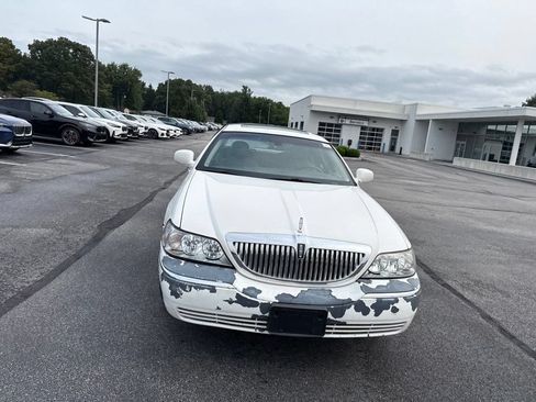 Used 2005 Lincoln Town Car Signature Limited RWD image 2