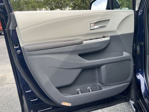 Used 2023 Toyota Sienna XLE FWD image 36