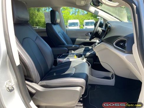 Used 2024 Chrysler Pacifica Touring-L FWD image 6
