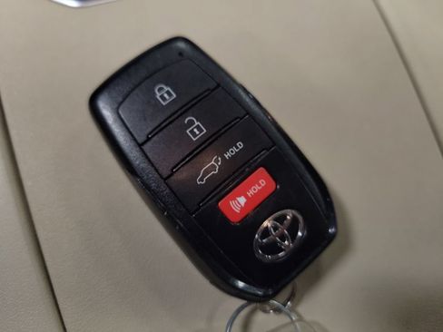 Used 2024 Toyota Highlander XLE AWD/4WD image 16