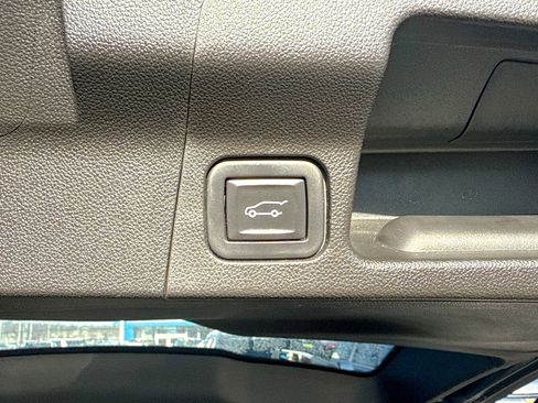 Used 2021 GMC Acadia SLT w/ Elevation Edition image 16