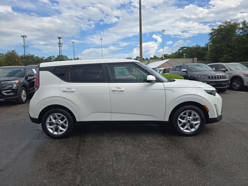 Certified 2025 Kia Soul LX w/ LX Technology Package FWD image 9