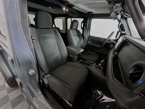 Used 2025 Jeep Wrangler Unlimited Rubicon 4xe image 27