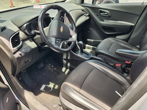 Used 2019 Chevrolet Trax LT w/ Sun & Sound Package FWD image 9