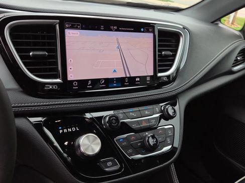 Used 2025 Chrysler Pacifica Limited FWD image 11