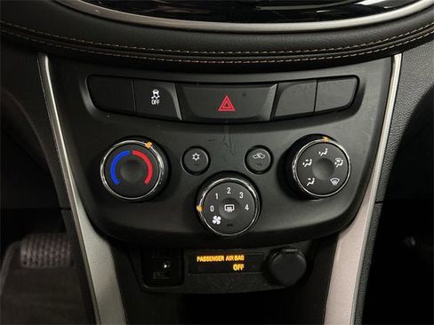 Used 2022 Chevrolet Trax LT w/ LT Convenience Package image 17
