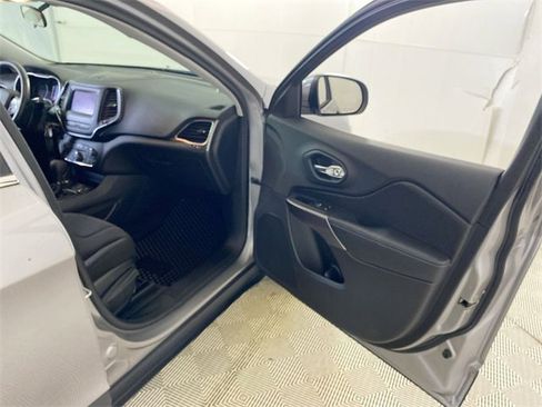 Used 2019 Jeep Cherokee Latitude w/ Cold Weather Group image 36