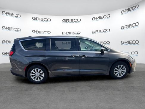 Used 2017 Chrysler Pacifica Touring w/ Tire & Wheel Group FWD image 8