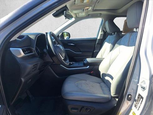Used 2023 Toyota Highlander Bronze Edition image 10