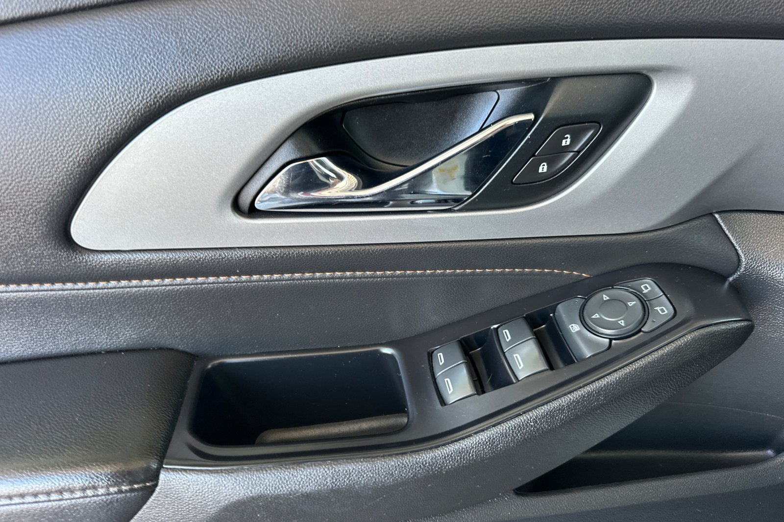 Used 2020 Chevrolet Traverse LS FWD image 11