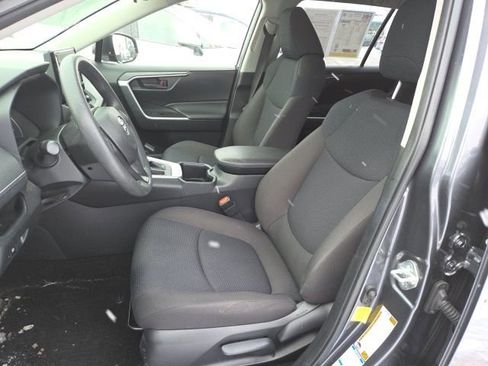 Used 2022 Toyota RAV4 LE image 9