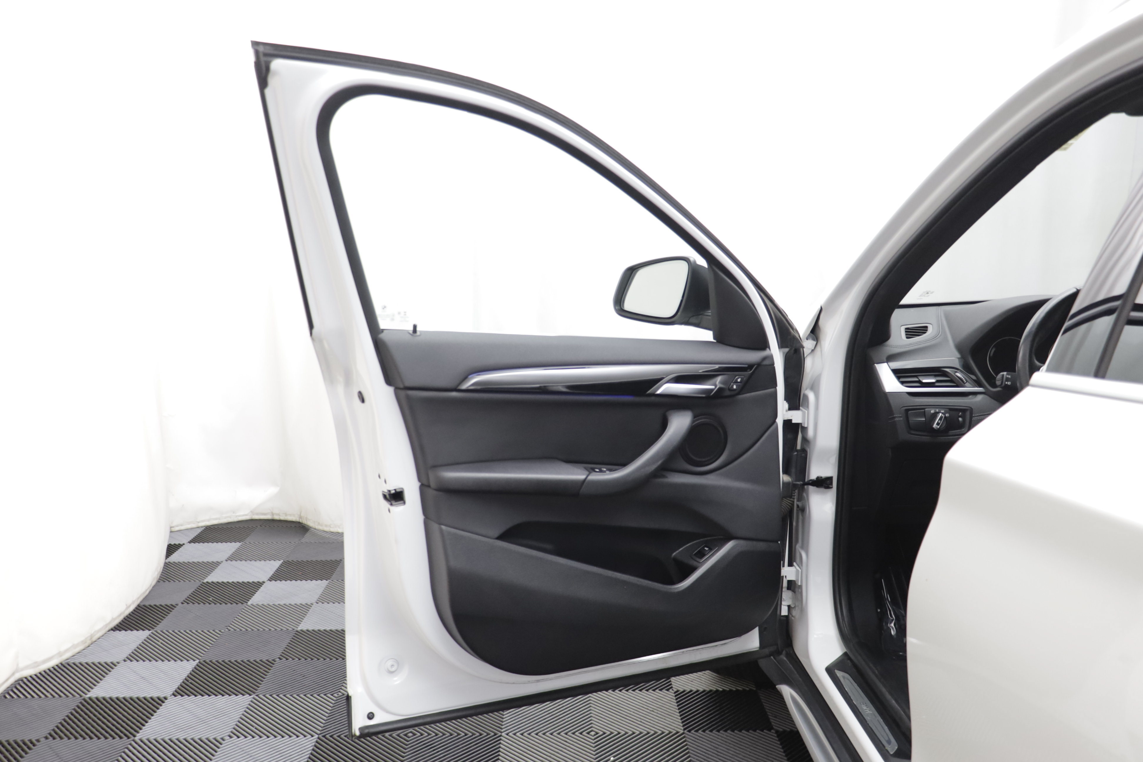 Used 2022 BMW X1 xDrive28i w/ Convenience Package AWD/4WD image 4