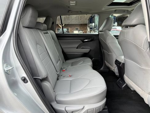 Used 2021 Toyota Highlander XLE AWD/4WD image 19