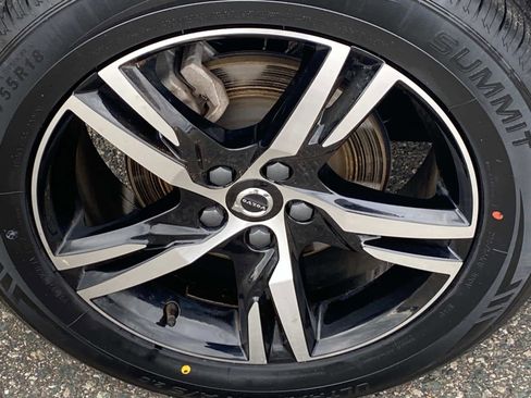 Used 2024 Volvo XC40 B5 Core image 25