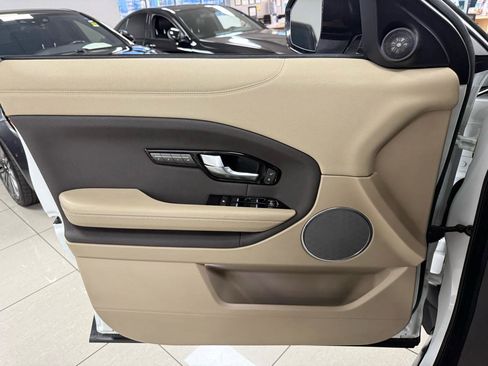 Used 2019 Land Rover Range Rover Evoque SE image 26