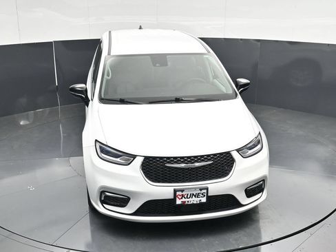 Used 2024 Chrysler Pacifica Touring-L FWD image 48