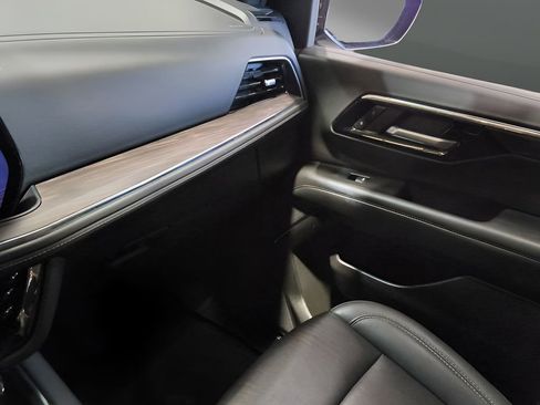 Used 2025 Chevrolet Suburban Z71 image 28