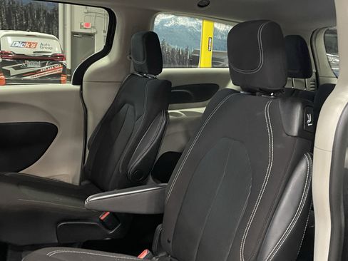 Used 2022 Chrysler Voyager LX FWD image 15